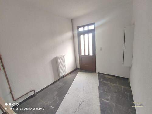 Flur unten (1) - 3 Zimmer Etagenwohnung in Zörbig