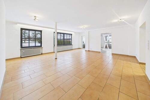 Wohnzimmer - 1 Zimmer Mehrfamilienhaus, Wohnhaus zum Kaufen in Niederöfflingen