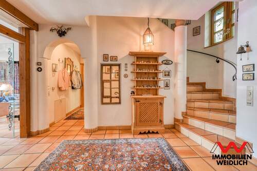 Diele mit Treppe ins Dachgeschoss - 