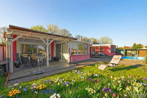 Garten im Frühling - Doppeltes Anglerglück. Zwei Bungalows am See
