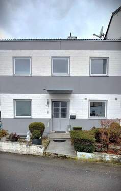 Ansicht Eingang Außen.jpg - Großzügiges Reihenmittelhaus in Weiden am Arnikasteig mit 5-Zimmer, voll unterkellert, 136,5 m² Wohnfläche, 253 m² Grund, Terrasse, Balkon & Garage