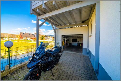 Hof und Garage - 
