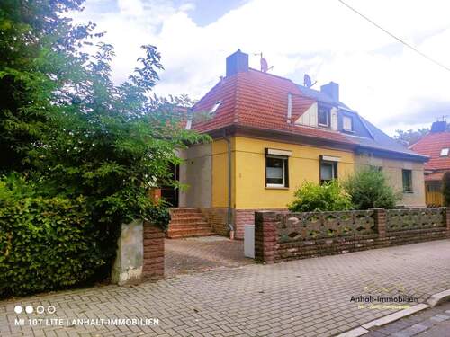 Hausansicht Straße - 5 Zimmer Doppelhaushälfte zum Kaufen in Sandersdorf