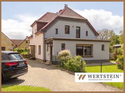 Titelbild - Einfamilienhaus in schöner Lage: Großer Garten, Kamin, Nebengebäude, Heizung Elektrik von 2016