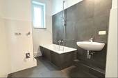 Wannenbad mit Fenster - 