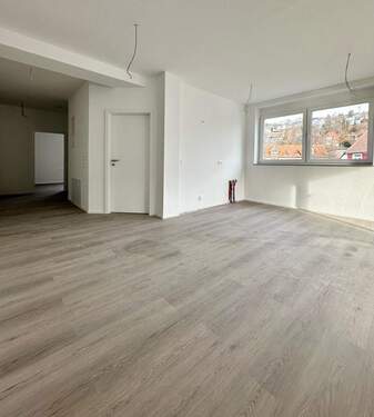 Offener Wohn- und Essbereich mit Küchenzeile - Lichtdurchflutete 3-Zimmer-Wohnung mit Loggia – Erstbezug