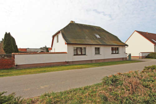 Blick von der Straße seitlich - 5 Zimmer Einfamilienhaus in Rathenow