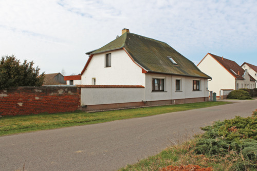 Blick von der Straße links - Einfamilienhaus mit 181,00 m&sup2; in Rathenow zum Kaufen