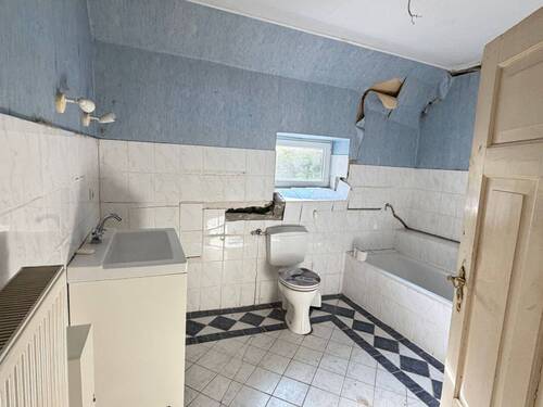sanierungsbedürftiges Bad - 