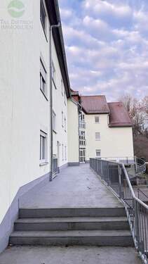 Weg zum Eingang - 3 Zimmer Etagenwohnung in Ilmenau