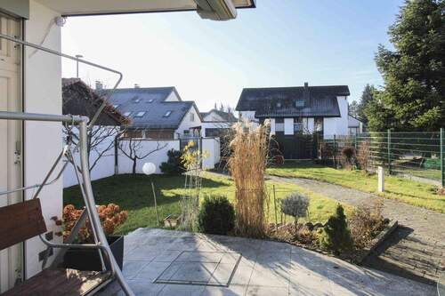 Blick von der Terrasse in den Garten - 