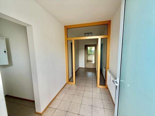 Eigener Eingang & einladender Flur vor Renovierung - 