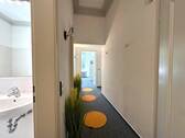 ... rechtsrum wieder Flurbereich - 