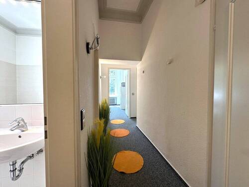 ... rechtsrum wieder Flurbereich - 