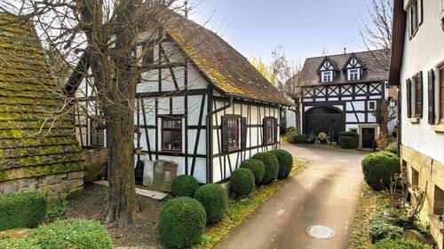 Innenhof Nebengebäude - 1 Zimmer Mehrfamilienhaus, Wohnhaus in Herrenberg