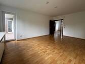 Wohnbereich mit Zugang zum Balkon - 5 Zimmer Etagenwohnung in Brunsbüttel