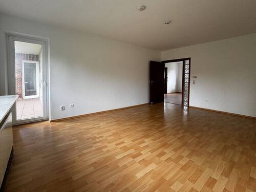 Wohnbereich mit Zugang zum Balkon - 5 Zimmer Etagenwohnung in Brunsbüttel