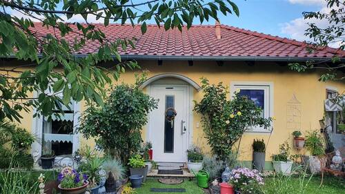 Bungalow - Besondere Immobilie! BUNGALOW MIT PFERDEOFFENSTALL u. ca. 8,900 Grund Nähe Bad Griesbach