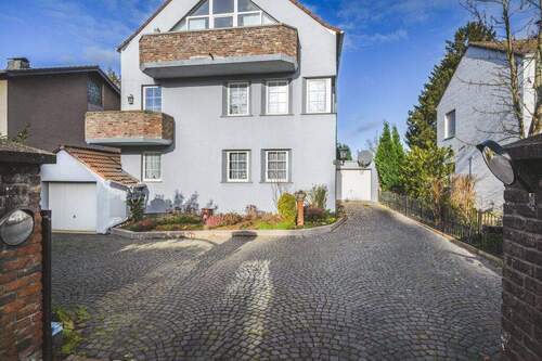 Einfahrt - 5 Zimmer Mehrfamilienhaus, Wohnhaus in Aachen