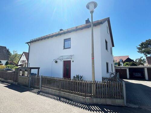 Richtung Hauseingang - Mehrfamilienhaus, Wohnhaus mit 158,00 m&sup2; in Neumarkt in der Oberpfalz zum Kaufen