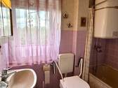 Bad mit Wanne und Fenster - 