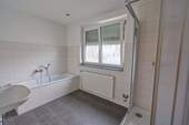 Bade mit Dusche und Badewanne - 