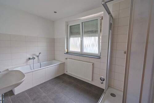 Bade mit Dusche und Badewanne - 