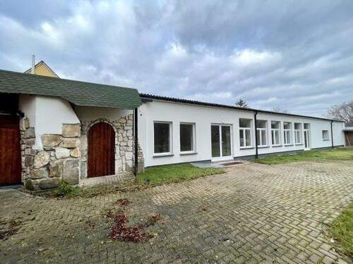 Ansicht Flachbau - Mehrfamilienhaus, Wohnhaus zum Kaufen in Hohenmölsen