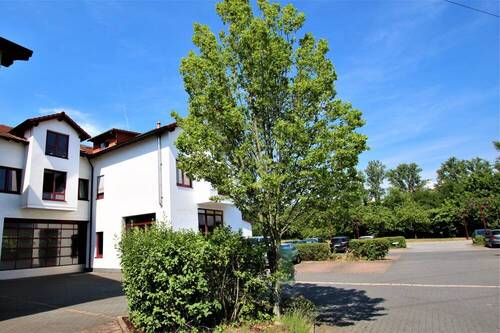 Bürogebäude mit Parkplatz - 