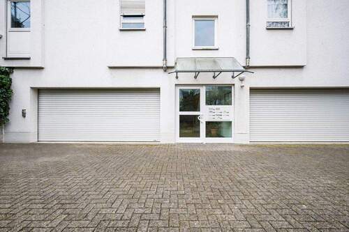 Eingang und Garage - 