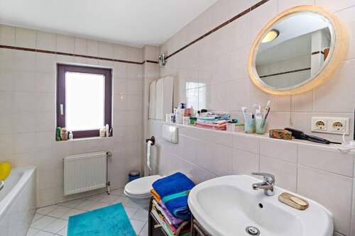 Badezimmer OG - 4 Zimmer Doppelhaushälfte in Berlin