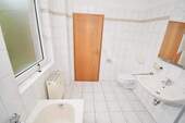 Bad mit Dusche und Wanne - 