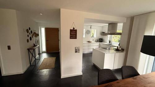 Flur zum Haupteingang & Küche - 