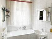 Tageslichtbad mit Wanne, WC, und Waschtisch - 