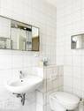 Tageslichtbad mit Wanne, WC, und Waschtisch - 