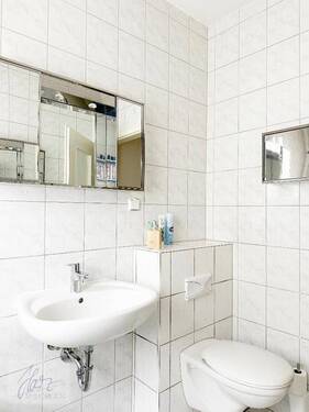 Tageslichtbad mit Wanne, WC, und Waschtisch - 