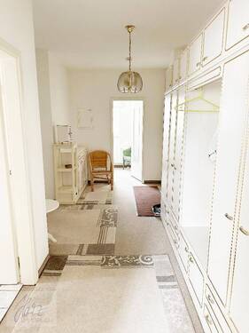 Flurbereich und Blick Richtung kleines Gästezimmer - 