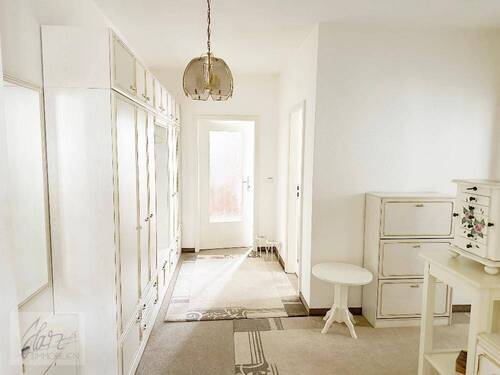 Flurbereich mit Blick Richtung Wohnzimmer und Küche - 
