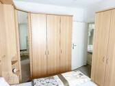 Schlafzimmer mit Blick Richtung Flurbereich - 