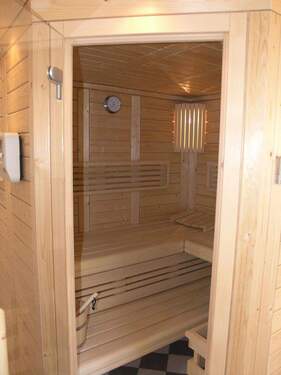 Blick in die Sauna (3 Bänke) - 