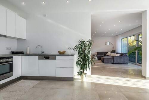 Offene Küche mit Blick zum Wohnen - 