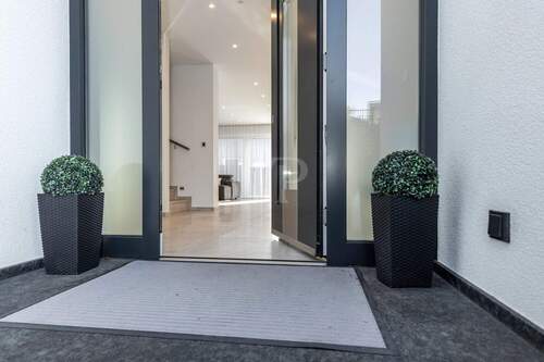 Zugang Haus - Einfamilienhaus mit 212,00 m&sup2; in Oestrich-Winkel zum Kaufen