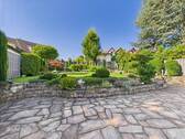 Blick in den Garten - Außergewöhnliches Einfamilienhaus mit Gartenidylle & Doppelgarage - in ruhiger Lage