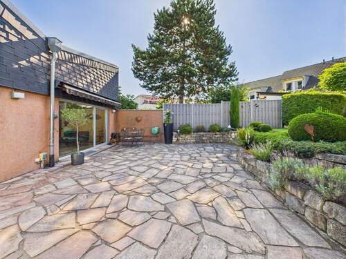 ...zur weitläufigen Terrasse - 