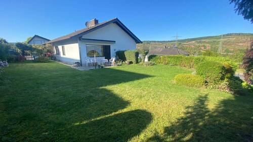 Haus mit Garten - Gepflegtes Einfamilienhaus mit Garage und Garten in Ortsrandlage und Panoramablick - von privat -