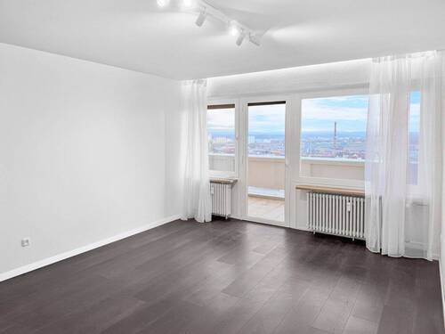 Wohnzimmer - Renovierte 2-Zimmer-Wohnung mit großer Loggia und Stellplatz - sofort bezugsfrei (Provisionsfrei)