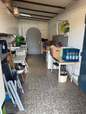 Abstellraum / Durchgang zwischen Haus und Garage - 
