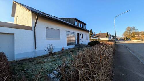 Straßenseite - 7 Zimmer Einfamilienhaus in Burgau