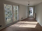 Wohnzimmer - VON PRIVAT: Eine schöne, voll renovierte Wohnung in herrlich, ruhiger Lage mit TG!