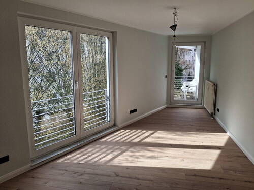 Wohnzimmer - VON PRIVAT: Eine schöne, voll renovierte Wohnung in herrlich, ruhiger Lage mit TG!